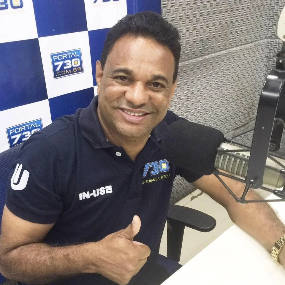 Beto Brasil durante trabalho na Rádio 730
